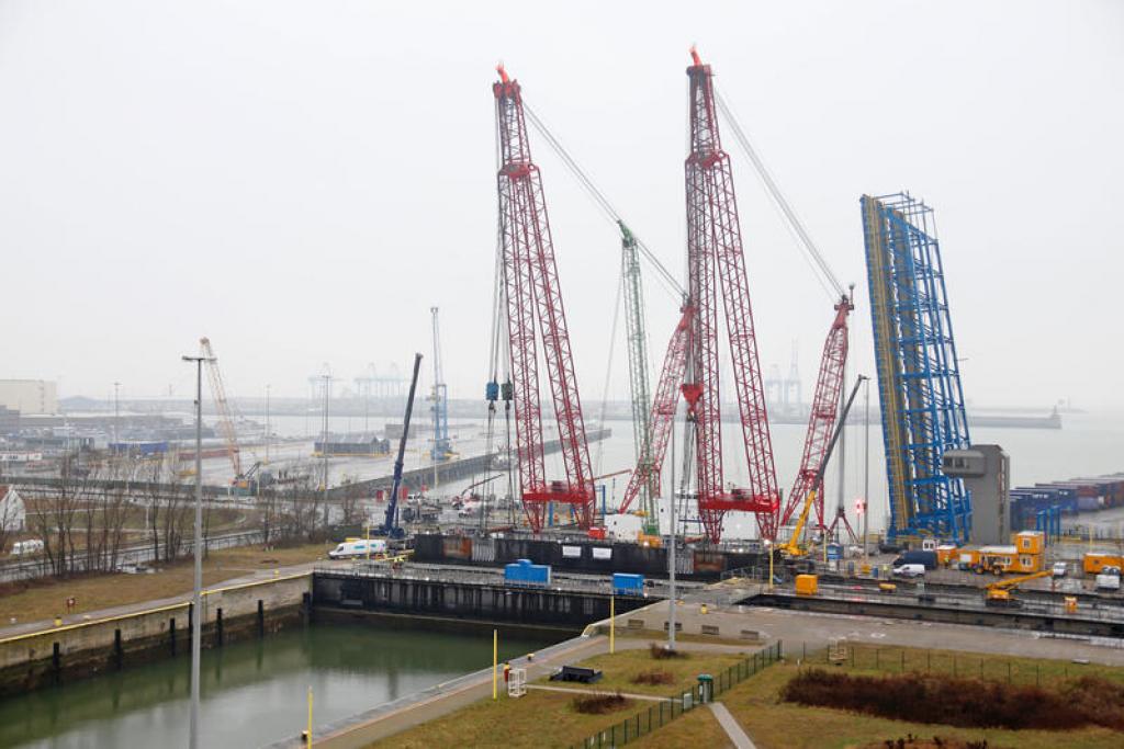 Rambiz voert een spectaculaire liftingsoperatie uit in de haven van Zeebrugge