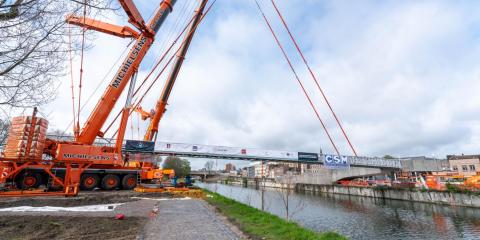 De voetgangersbrug werd met succes geplaatst over de Maas