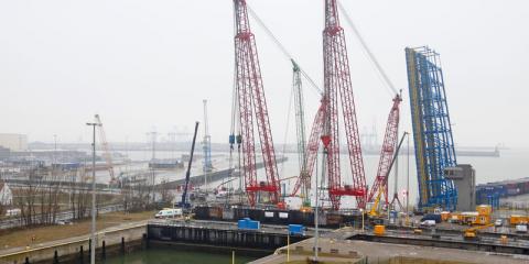 Spectacular lifting operation in the Port of Zeebrugge: Lock gate disconnected for renovation