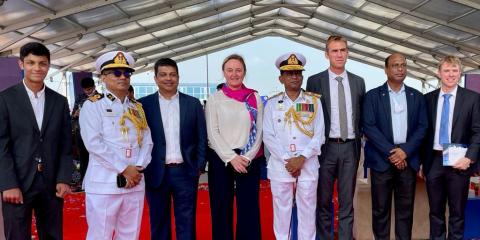 L'équipe de Jan De Nul en présence du vice-amiral Sohail, président du port de Payra, du commodore Rajib Tripura, chef de l'ingénierie et directeur du projet de dragage de Payra, et de M. Rafiul Hasain, chef des finances et de l'administration du port de Payra.