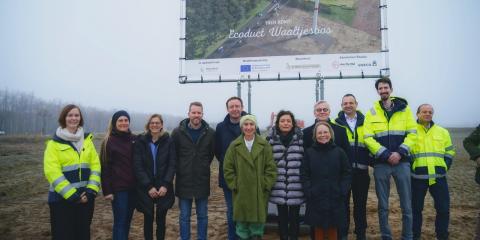 Flemish ministers Lydia Peeters and Zuhal Demir kicked off the works in Lommel by unveiling the information panel for the ‘Waaltjesbos Ecoduct’. 