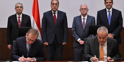 Wim Dhont, Offshore Cables Manager at Jan De Nul Group, and Salah Ezzat, Vice Chairman of EETC, signed the Memorandum of Understanding in the presence of Egyptian Prime Minister Mostafa Madbouly, Egyptian Energy Minister Mohamed Shaker El-Marqabi and engineer J.P.J. De Nul, CEO of Jan De Nul Group (Source picture: www.zawya.com). www.zawya.com).