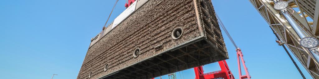 Jan De Nul renoveert 2.500 ton zware sluisdeur van Pierre Vandammesluis 