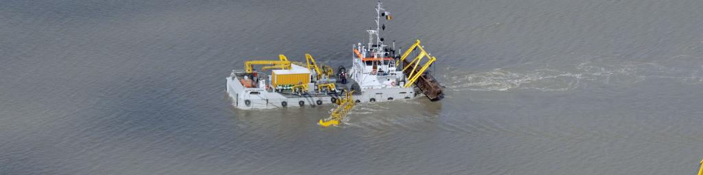 Sweeping dredging and oil recovery vessel 