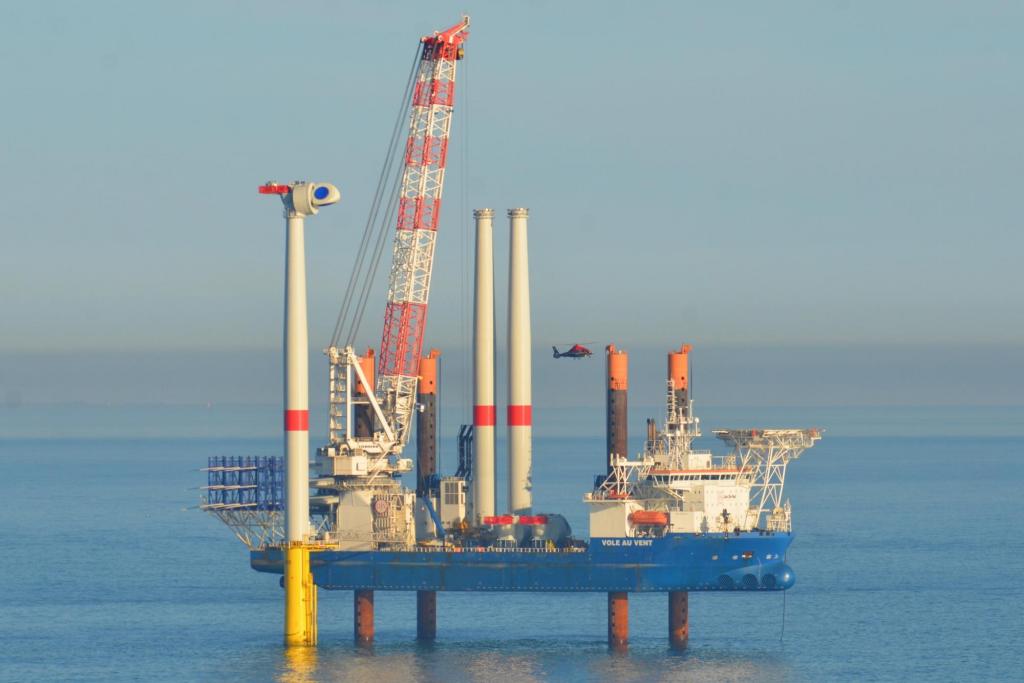Le navire autoélévateur Vole au vent installe les dernières turbines dans le tout premier parc éolien offshore d’envergure commerciale français à Saint-Nazaire