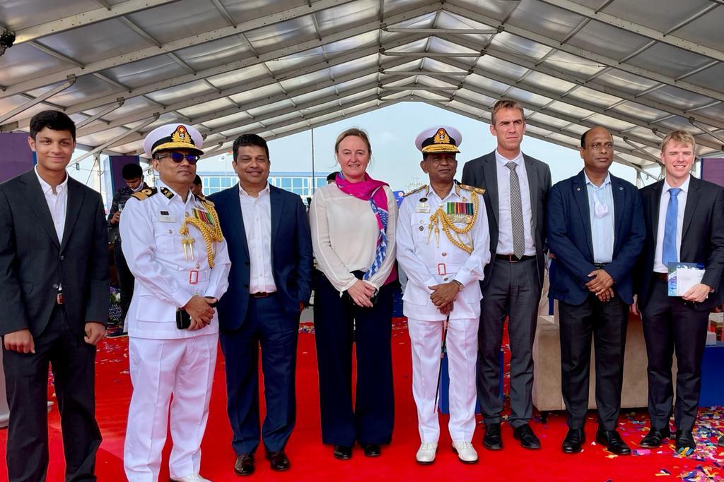 L'équipe de Jan De Nul en présence du vice-amiral Sohail, président du port de Payra, du commodore Rajib Tripura, chef de l'ingénierie et directeur du projet de dragage de Payra, et de M. Rafiul Hasain, chef des finances et de l'administration du port de Payra.