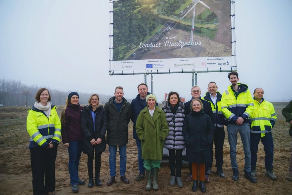 Vlaamse ministers Lydia Peeters en Zuhal Demir staken in Lommel de eerste spade in de grond en onthulden het informatiepaneel voor het Waaltjesbos Ecoduct.
