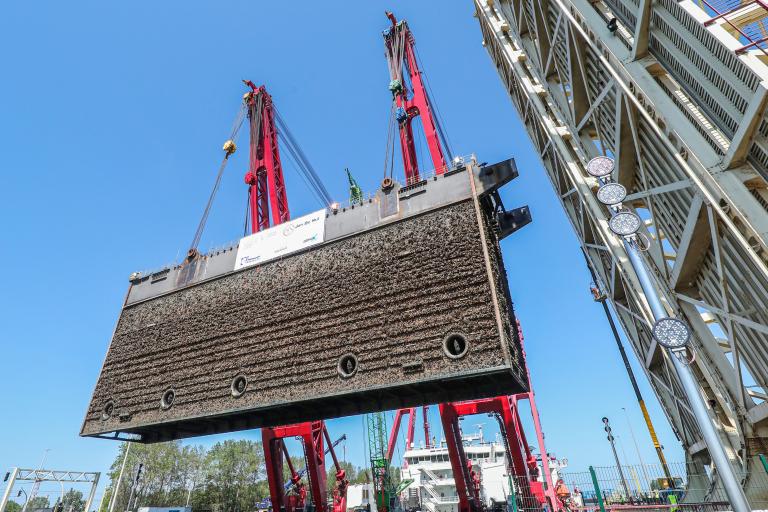Jan De Nul renoveert 2.500 ton zware sluisdeur van Pierre Vandammesluis 