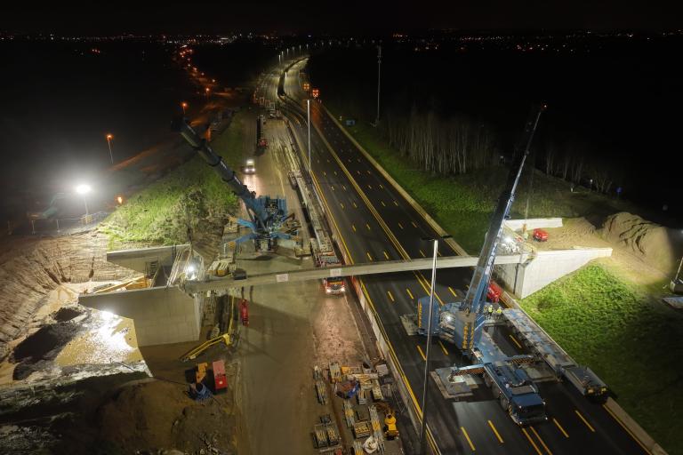 Installation of bridge girders over E40