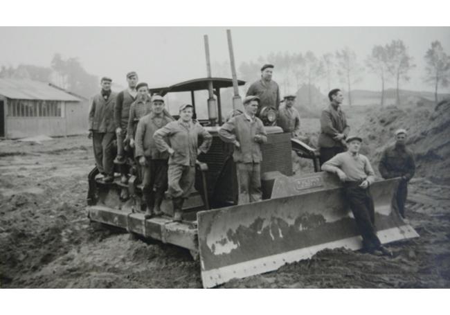 1945_Team van JDN poseert bij bulldozer_Archief JDN