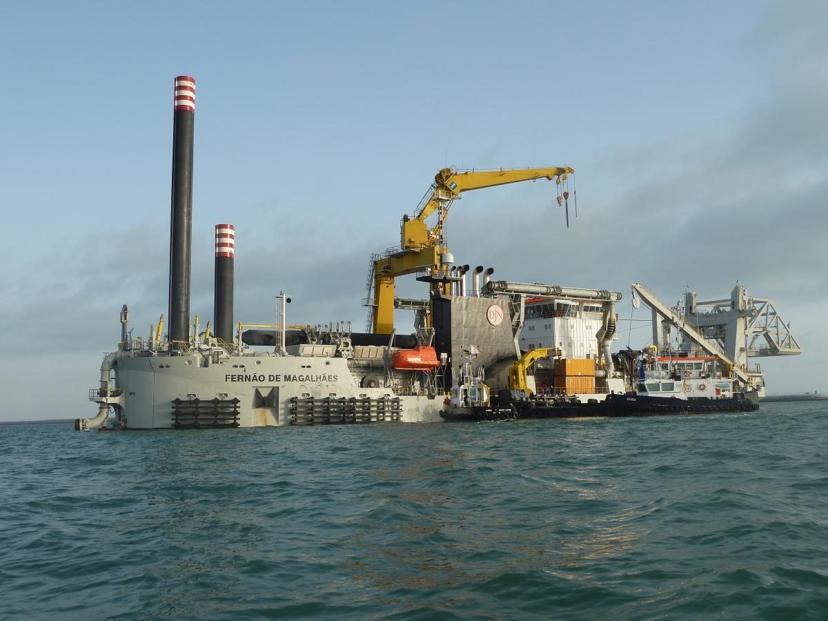 A cutter suction dredger cuts hard soil into fragments with a rotating cutter head. The Fernão de Magalhães is 138.5 metres long and has a total installed power of 23,520 kW.
