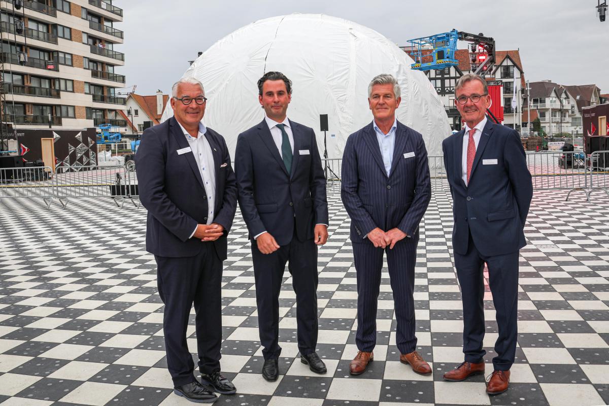 Developers PSR, Jan De Nul Group and Goethals Promotor and Mayor Piet De Groote unveil the attraction on the renovated Albertplein: the glass hospitality pavilion with 2211 triangular glass panes