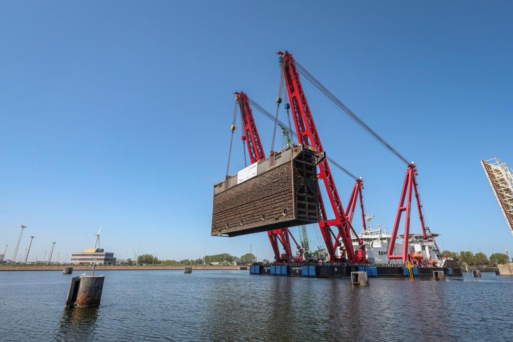 Jan De Nul lifts second lock gate out of the Pierre Vandamme lock in the Port of Zeebrugge