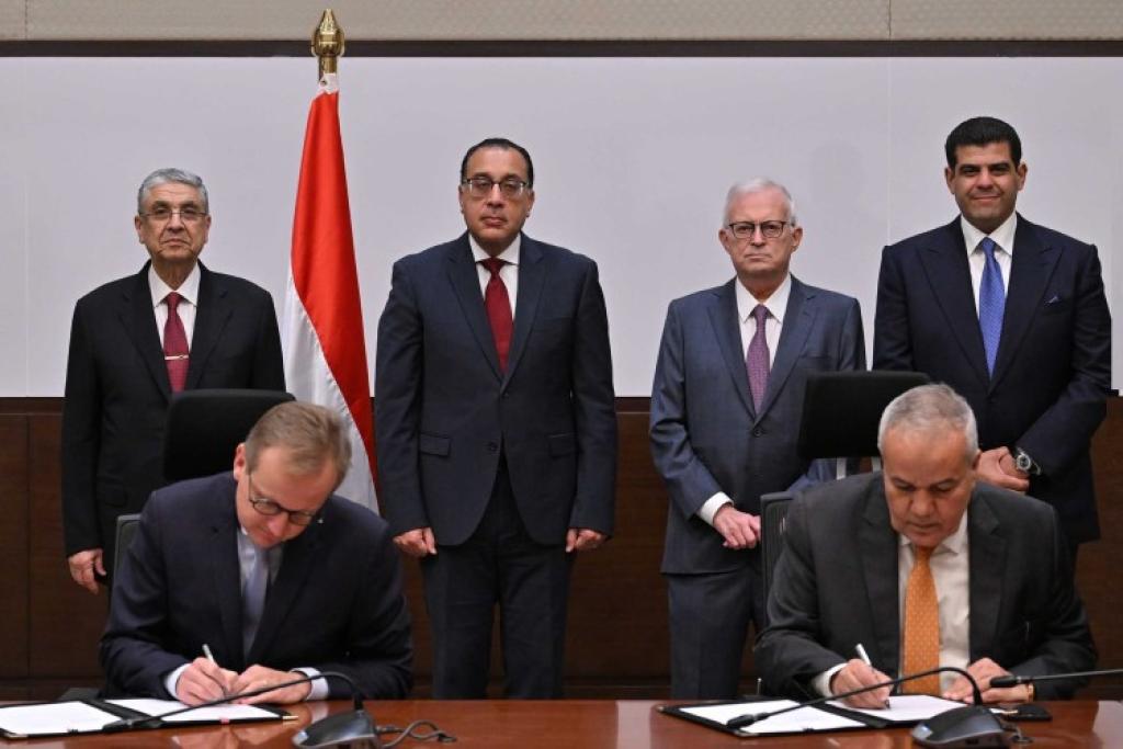 Wim Dhont, Offshore Cables Manager at Jan De Nul Group, and Salah Ezzat, Vice Chairman of EETC, signed the Memorandum of Understanding in the presence of Egyptian Prime Minister Mostafa Madbouly, Egyptian Energy Minister Mohamed Shaker El-Marqabi and engineer J.P.J. De Nul, CEO of Jan De Nul Group (Source picture: www.zawya.com). www.zawya.com).