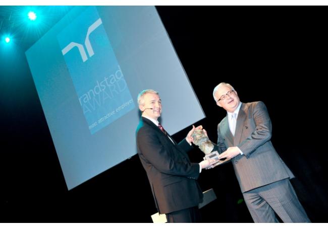 2009_Jan Pieter De Nul neemt de Randstad Award in ontvangst